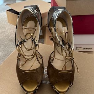 Aunthentic louboutin heel.